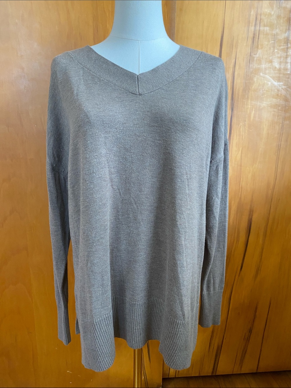 Chelsea28 Women's V-Neck Oversized Sweater Taupe Cashmere Blend Neutral Fall